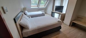 Postel nebo postele na pokoji v ubytování Hotel Diego de Almagro Castro