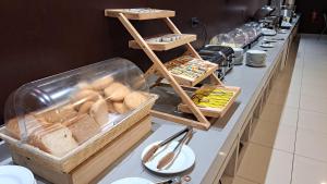 uma linha de buffet com pão e outros alimentos em Hotel Diego de Almagro Castro em Castro