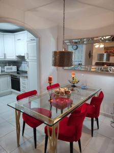 A kitchen or kitchenette at Penthouse Sabina mit Jacuzzi