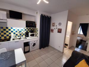 Η κουζίνα ή μικρή κουζίνα στο Appartement Le Mistral +4 φωτογραφίες