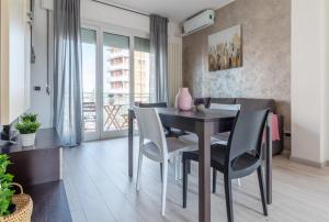 een eetkamer met een tafel en stoelen in een kamer bij Casa Martina in Castelletto sopra Ticino