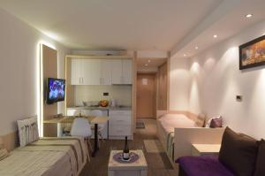 uma sala de estar com uma cama e uma cozinha em Konaci Kopaonik Lux Apartmani em Kopaonik