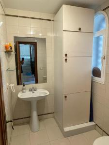 Koupelna v ubytování Spacious house with private pool next to Golf Club + 16 fotografií