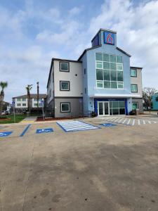 un bâtiment avec une horloge sur son côté dans l'établissement Motel 6-Biloxi, MS - Beach, à Biloxi