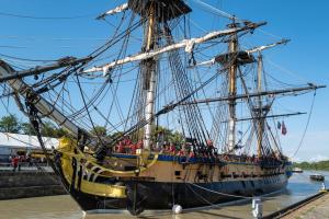 a tall ship is docked in the water at Joli T2 en centre-ville de Rochefort in Rochefort