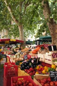 un mercado agrícola con frutas y hortalizas en cajas en Joli T2 en centre-ville de Rochefort, en Rochefort