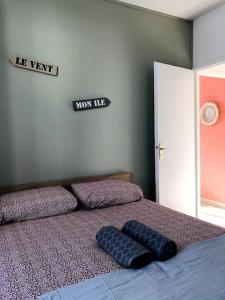 a bedroom with a bed with two pillows on it at Joli T2 en centre-ville de Rochefort in Rochefort