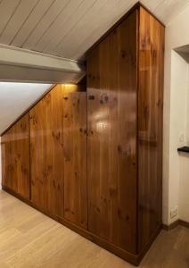 un grande armadio in legno in una stanza con soffitto di La Finestra Sull’Oasi a Genova