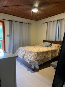 1 dormitorio con 1 cama en una habitación en Villa Zarina - Polo Barahona, en Polo