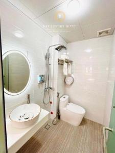 y baño con lavabo y aseo. en A&EM VILLA - 133 Tam Khương - by Bay Luxury, en Hanói