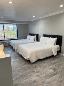 アナハイムにあるCapri Suites Anaheimのベッドが2つあるホテルの部屋にベッドが2つある sidx sidx sidx +37枚の写真