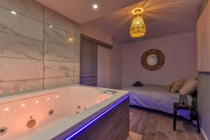 un ampio bagno con vasca e letto di les Bulles Occitanes - tout à pied a Carcassonne