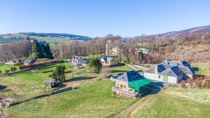 una vista aérea de una casa en un campo verde en Mill House with Hot Tub, en Cray