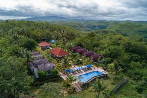 珀尼达岛Penida Sunset Ocean View Bungalows的带游泳池的度假村的鸟瞰图