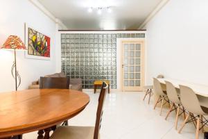 - une salle à manger avec une table et des chaises dans l'établissement Ipanema avenida Vieira Souto, à Rio de Janeiro