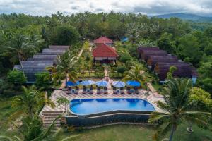 珀尼达岛Penida Sunset Ocean View Bungalows的带游泳池的度假村的鸟瞰图