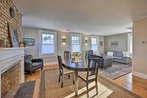 un salon avec une table, des chaises et un canapé dans l'établissement Bright Apartment - half Mi to Greenport Harbor!, à Greenport
