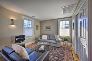 un soggiorno con divano e TV di Bright Apartment - half Mi to Greenport Harbor! a Greenport