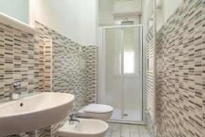 Ένα μπάνιο στο RivieraRent Appartamento Cristina