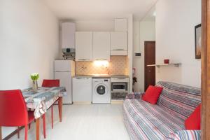 Η κουζίνα ή μικρή κουζίνα στο RivieraRent Appartamento Cristina