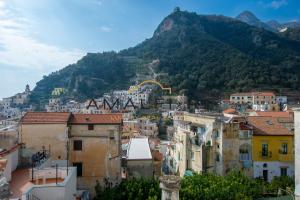 vista su una città con una montagna sullo sfondo di Casa Smeraldo ad Amalfi