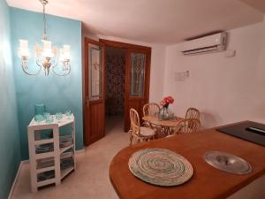 eine Küche und ein Esszimmer mit einem Tisch und Stühlen in der Unterkunft Suites in Ca Olivar, Moraira in Teulada