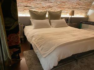 a bedroom with a large bed with white sheets and pillows at B & B Beata Colomba in Rieti