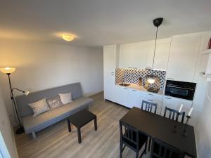 een woonkamer met een bank en een tafel bij Mas Pinell 31C in Torroella de Montgrí