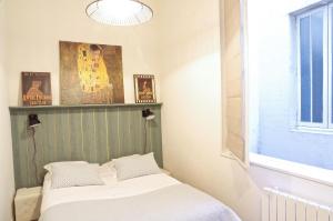 ボルドーにあるGaleries - Appartement 2 chambres avec Parkingの小さなベッドルーム(ベッド1台、窓付)