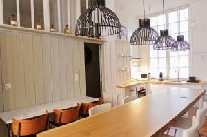 una cucina con un grande tavolo in legno e sedie di Galeries - Appartement 2 chambres avec Parking a Bordeaux