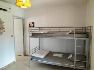 マルセイヤンにあるVilla Relax de plain pied - Marseillanの二段ベッド2組(照明付)が備わるドミトリールームです。