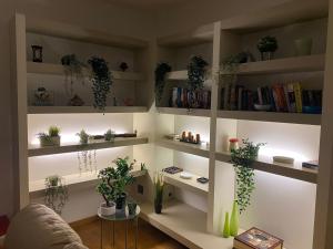 ein Zimmer mit Regalen mit Topfpflanzen darauf in der Unterkunft Fashion and Design - terrace in Centrale in Mailand