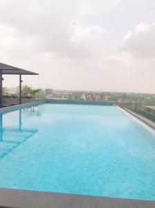- une grande piscine bleue au-dessus d'un bâtiment dans l'établissement Splendid Apartments @ The Lennox, à Accra
