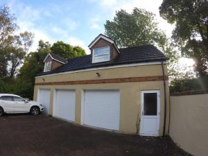 uma garagem com um carro estacionado em frente em The Apartment em Langley Park