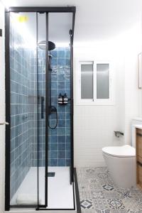 een badkamer met een glazen douche met toilet bij Capricho de Quevedo in Sevilla +23 foto's