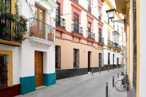 een lege straat in een stad met gebouwen bij Capricho de Quevedo in Sevilla