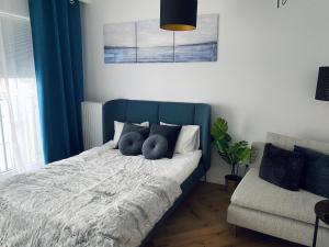 1 cama con cabecero azul en un dormitorio en Wileńska home apartment 2, en Varsovia