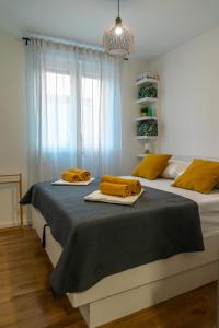 twee bedden in een kamer met gele handdoeken erop bij Luxury Apartment Ruby in Split