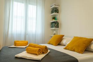 - une chambre avec 2 serviettes sur un lit dans l'établissement Luxury Apartment Ruby, à Split
