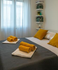 - une chambre avec des serviettes jaunes sur un lit dans l'établissement Luxury Apartment Ruby, à Split