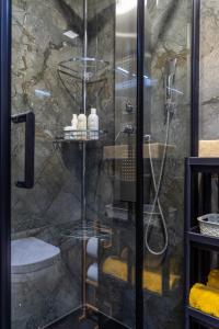 een badkamer met een douche en een glazen deur bij Luxury Apartment Ruby in Split