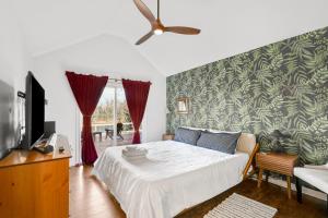 a bedroom with a bed and a ceiling fan at Inglewood Rose in Nashville