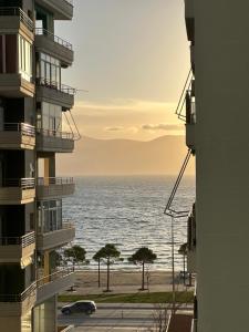 een uitzicht op de oceaan vanuit een gebouw bij Bonaparte apartments in Vlorë