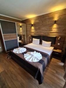 1 dormitorio con 2 camas y toallas. en MitProt Panorama Bay 2 luks Apartment ap100, en Sveti Vlas