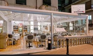 Reštaurácia alebo iné gastronomické zariadenie v ubytovaní Appartamento Vista Mare Stella Marina