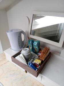 un tiroir avec un plateau de nourriture et un miroir dans l'établissement Casina di pietra, à San Giorgio a Liri