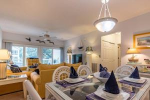 TV a/nebo společenská místnost v ubytování Ocean Keyes #1722:Pool, Beach, Golf Courses, Grills, & WIFI!