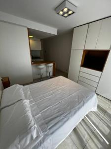 Mono frente al sanatorio de la mujer في روزاريو: غرفة نوم بسرير أبيض وحمام