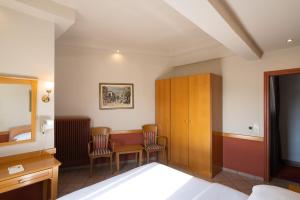 A bed or beds in a room at Hotel Ntinas