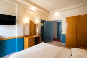 A bed or beds in a room at Hotel Ntinas
